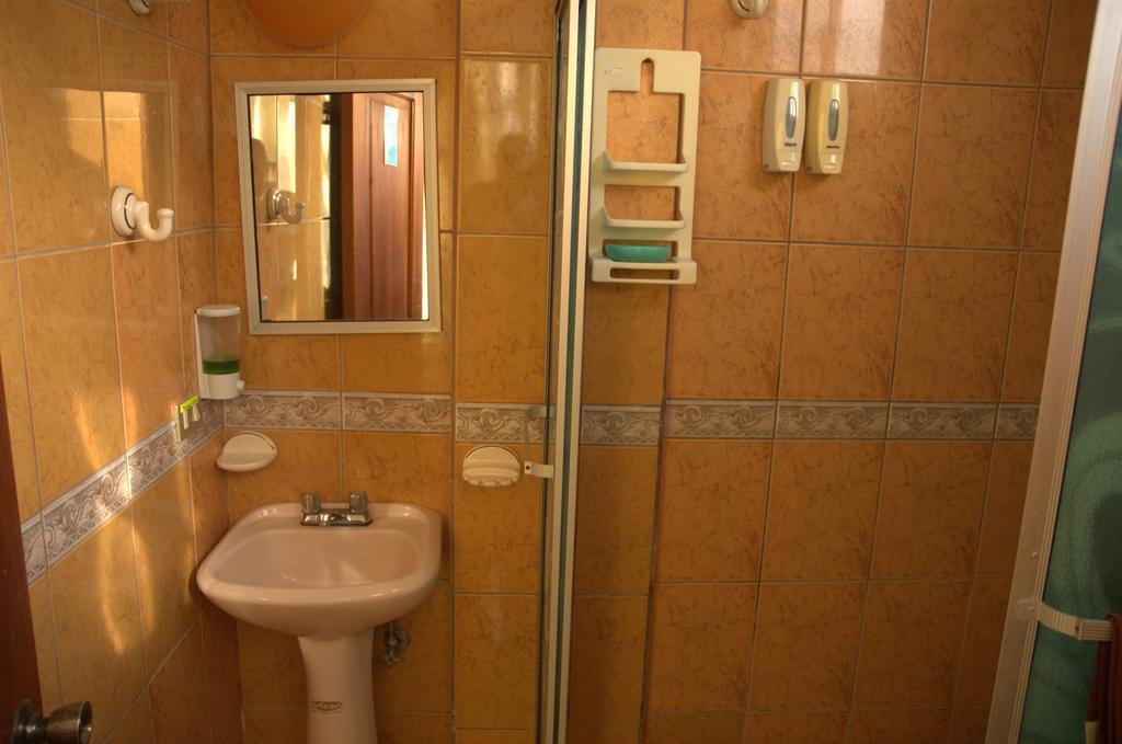 Hostal La Isla Del Descanso Puerto Villamil Eksteriør billede