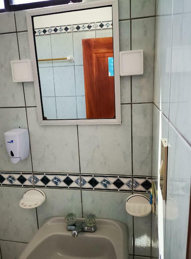 Hostal La Isla Del Descanso Puerto Villamil Eksteriør billede